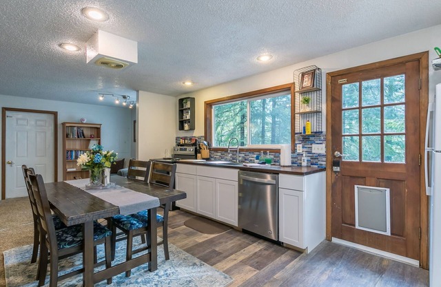 Eagle's Glen: 3BR Rainier family getaway. Kids & pets friendly BY Betterstay