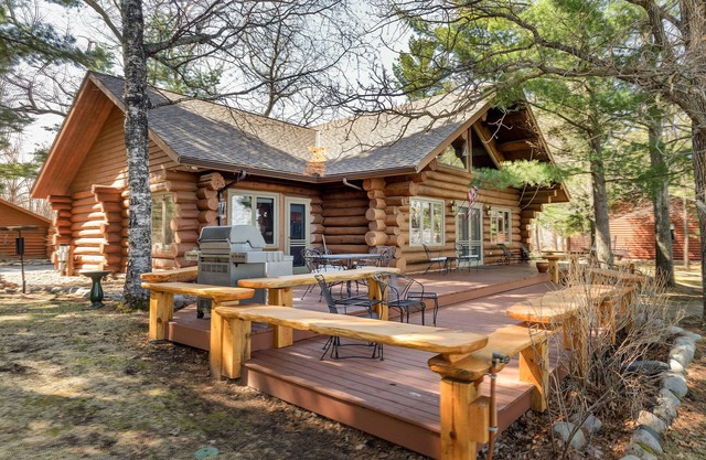 Eagle's Landing- Beach Front Log Home - RARE FIND on Beautiful Woman Lake!