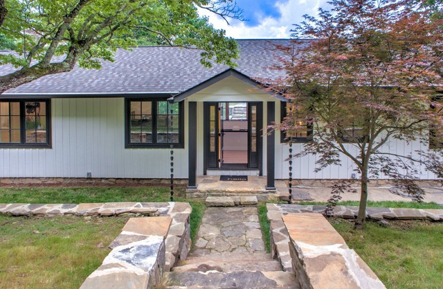 Eagle's View: Where Modern Comfort Meets Mountain Majesty