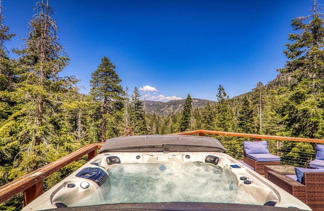 Eagles Nest By Tahoe Getaways- Hot Tub- Pool Table- Shuttle to Slopes- Dogs OK!