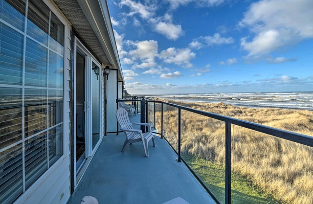 ‘Eagles View’ Condo in Ocean Shores w/3 Balconies