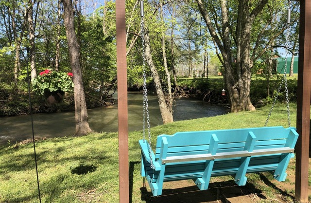 Early Sept OPEN! Beautiful Creek! Birds, ducks, close to Pigeon Forge