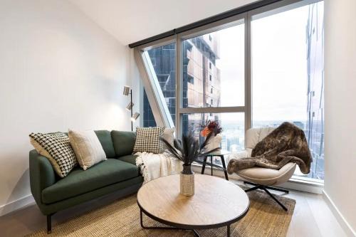 Earthy Retreat in Melb's Shopping Hub with Views