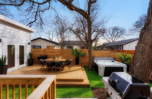 East Austin Wellness Retreat HotTub Sauna Fire Pit