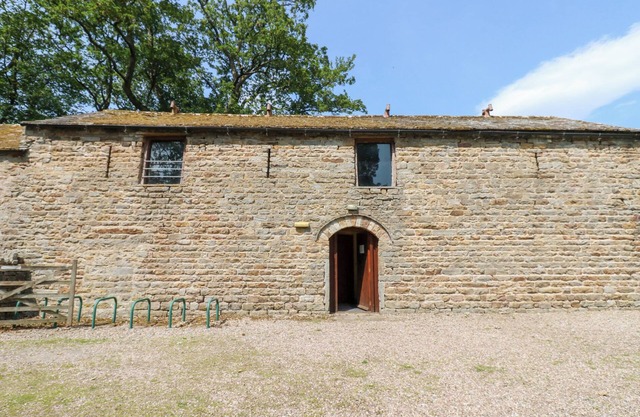 EAST BARN BUNKHOUSE, pet friendly, with a garden in Reeth