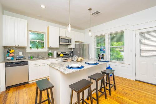 East Downtown Private Restored Historic Apartment