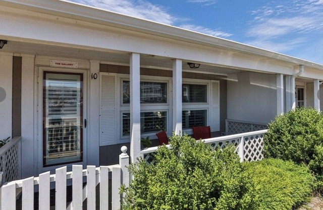 East End Oasis , across from beach, Front door Parking , Private fenced yard BBQ