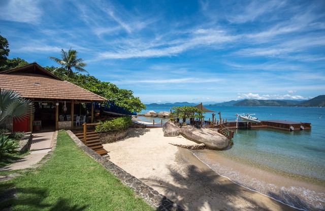 East end. Spectacular seafront house with 7 bedrooms, private beach.