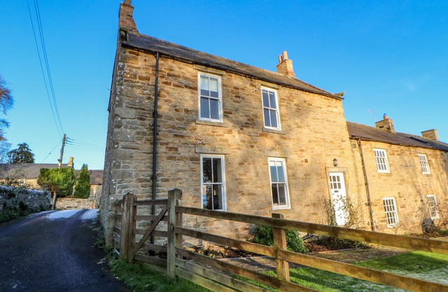 EAST FARMHOUSE COTTAGE, family friendly, with open fire in Humshaugh
