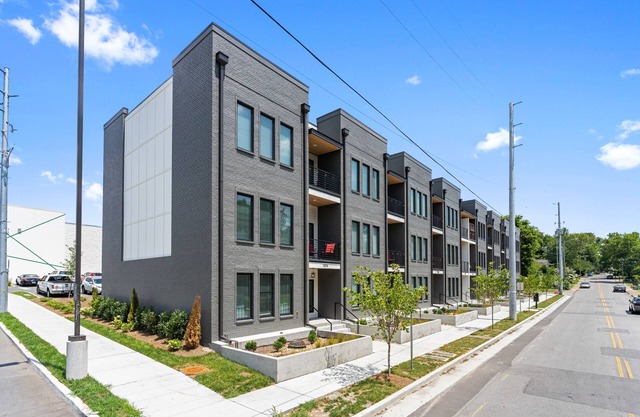 East Nashville secret* Sleeps 12* 4BR 4BA* NASH3* NEW* 2 Miles to Broadway