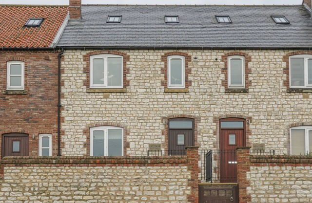EAST NEWK COTTAGE, pet friendly, with a garden in Flamborough