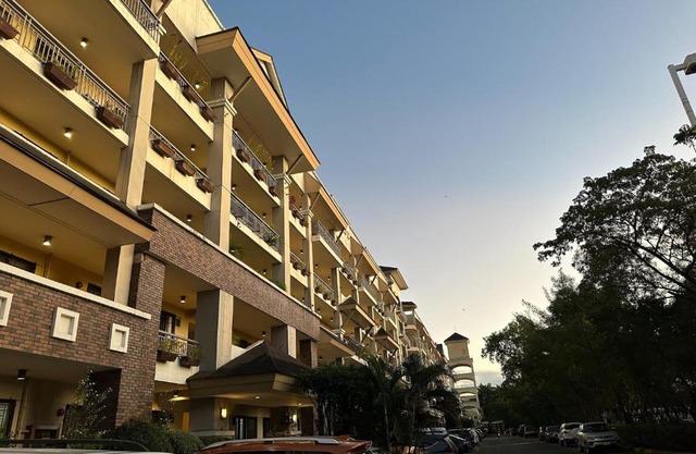 East Ortigas Mansions by MA