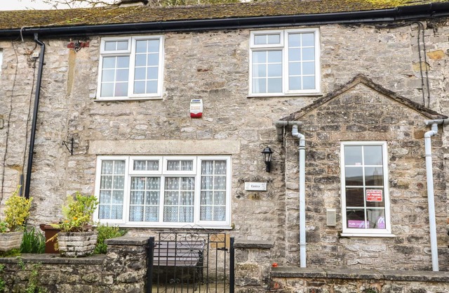 EASTRY COTTAGE, family friendly in Castleton, Peak District