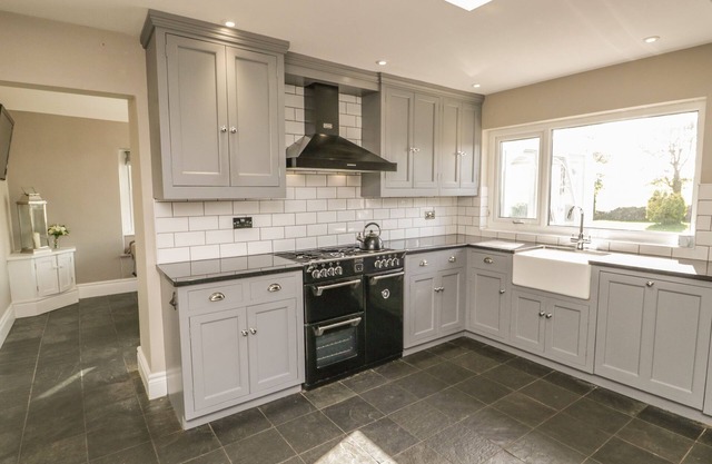 EASTWOOD HOUSE, pet friendly, with open fire in Barrow-In-Furness