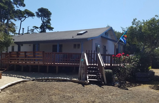 Easy 5-minute walk to Heceta Beach! Clean family-sized house with a huge deck.