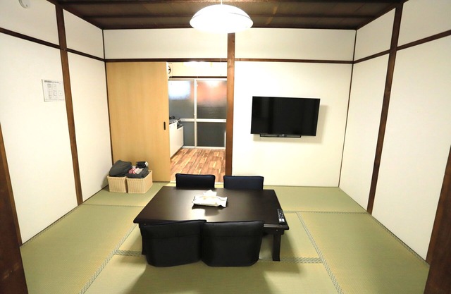 Easy access to USJ, Umeda and Namba! Maximum 10 people (4 bedrooms) Japanese style house! Children are welcome and there is a kids' space.