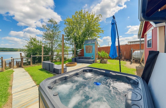 Easy Breezie | Lake Front, Tiki Bar, Hot Tub + Firepit