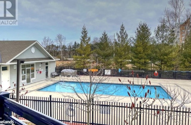Easy living condo in Collingwood, heated all season salt water pool!