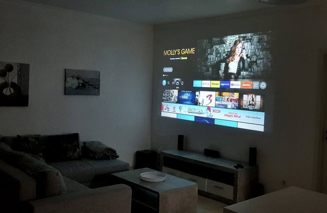 EasyStay#4 Home Cinema apartment near the clinic with balcony, box-spring bed & Netflix