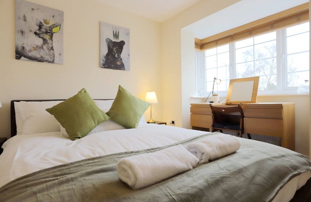 EasyTravel Luxury NEC/Airport 3 beds House