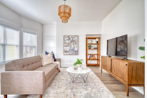 Eclectic 2BR - Victorian Charm - Steps to Fun