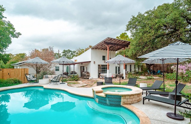 Eclectic 4-bdrm house centrally located to F1 & Downtown w Heated Pool, Hot tub