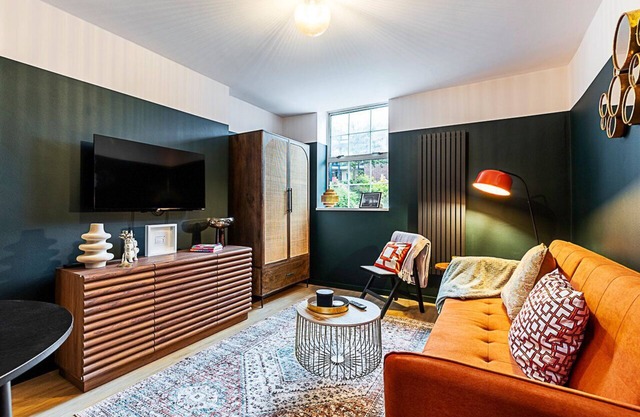 Eclectic and Retro Flat in Spitalfields