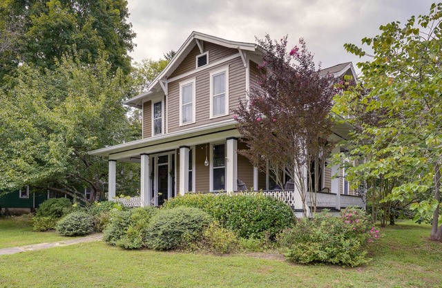 Eclectic Chattanooga Retreat w/ Private Hot Tub!