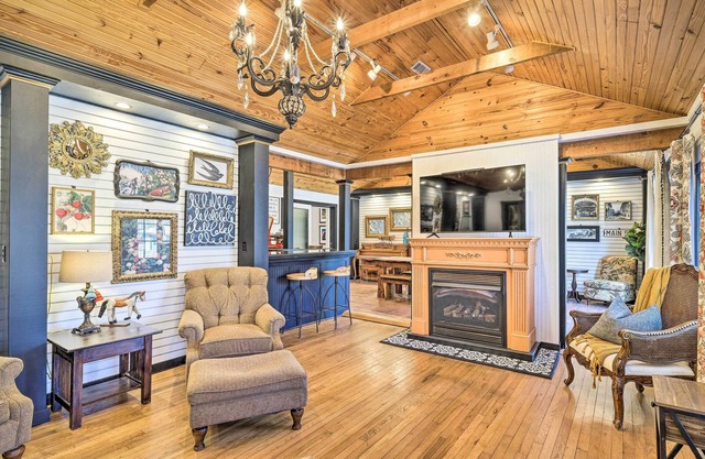 Eclectic 'Osage Cottage' in Historic District