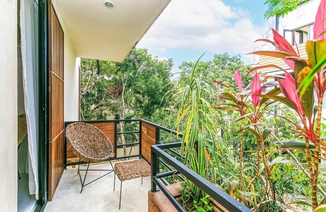 Eco-chic Stay, Private Balcony, WiFi in Luum Zama!
