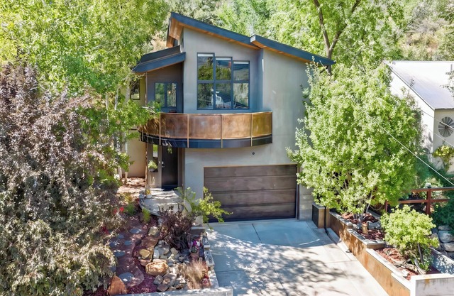 Eco-Friendly, Walk to River/Mountain Trail - King Beds - AC - Near Downtown