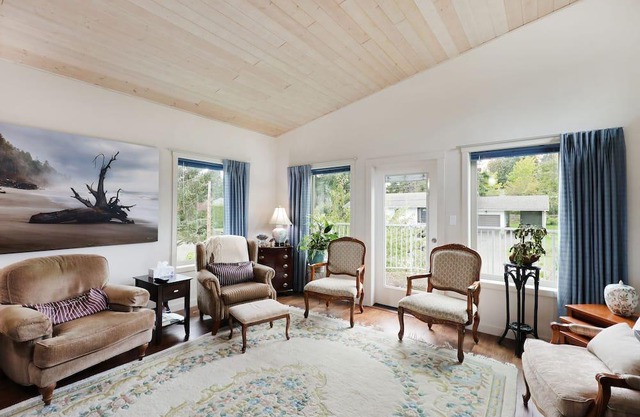 Eco Roost Vrbo in Royston by the Sea ~ Viewing Decks~ Awesome Ocean, Mtn Views