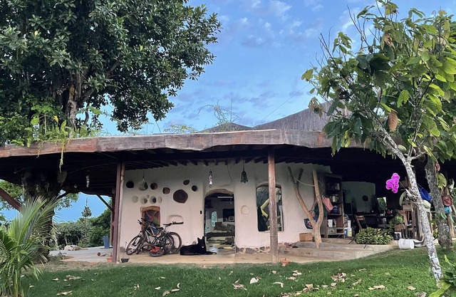 Ecological house overlooking the sea, inside an agroforest!
