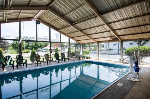 Econo Lodge by Choice - Cape Cod
