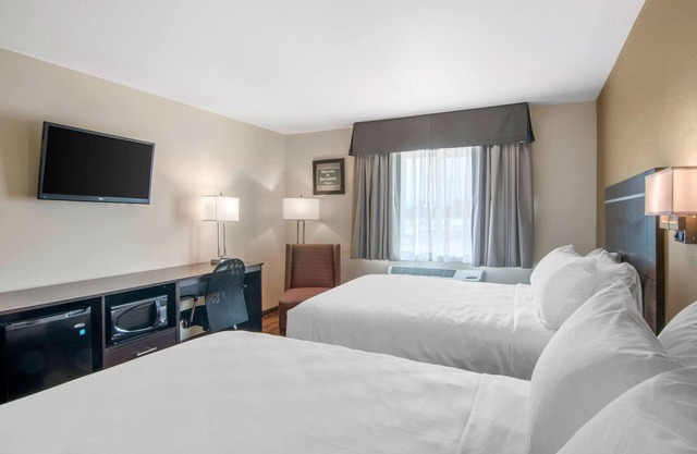 Econo Lodge Inn & Suites