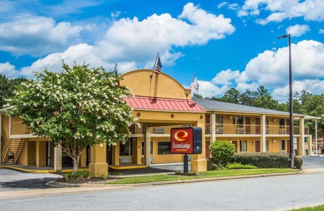Econo Lodge Inn & Suites Columbus near Fort Benning
