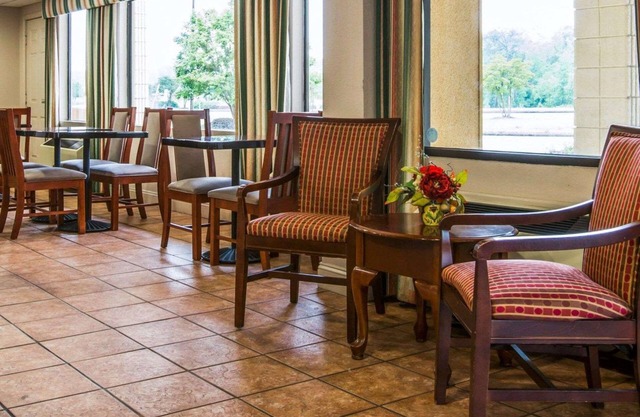 Econo Lodge Inn & Suites Columbus near Fort Benning
