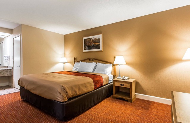 Econo Lodge Inn & Suites