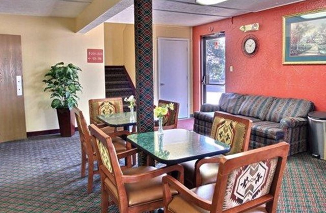 Econo Lodge Lansing - Leavenworth