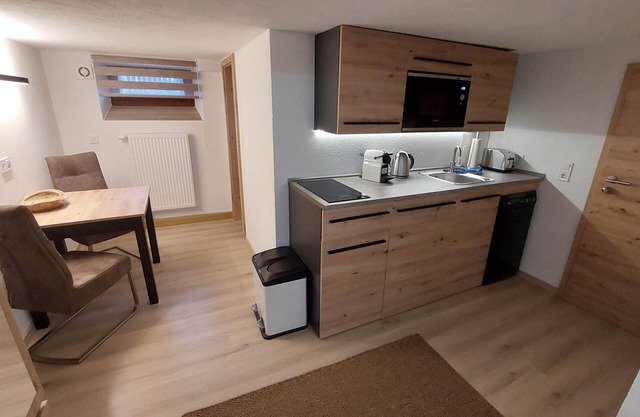 Economy apartment basement (22sqm) with kitchen, smart TV and rain shower