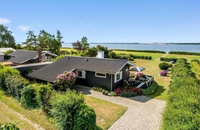 "Eddy" - 50m from the sea by Interhome
