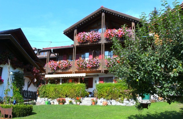 Edelweiss vacation apartment with south-facing balcony - Ferienwohnungen Haas
