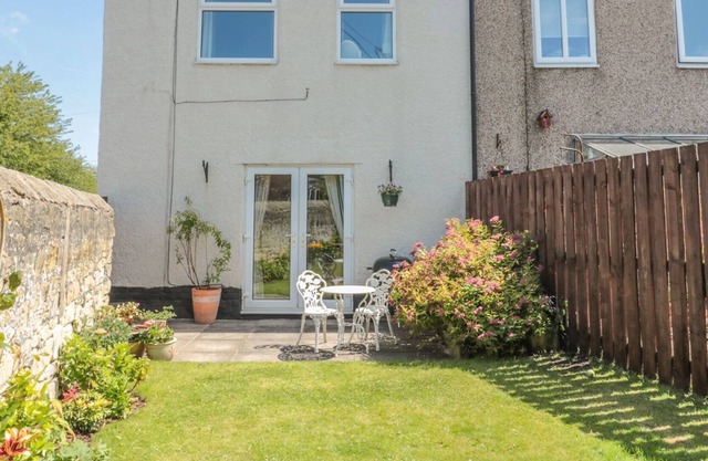 EDEN COTTAGE, pet friendly, character holiday cottage in Morpeth