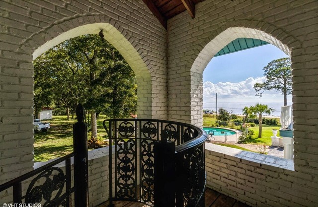 Eden House Mansion on 400 ft of Bay Frontage -20min Destin beaches, 4 acres pool