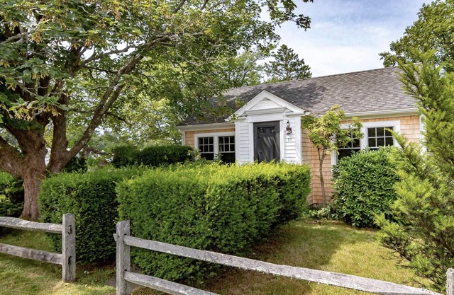 Edgartown Cottage, Short walk to town, AC/Heat, Fire Pit, Outdoor shower