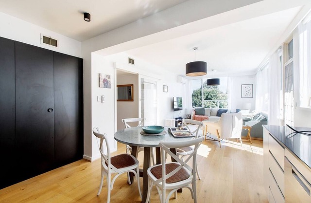 Edge of Elwood Unwind in Style by St Kilda Beach