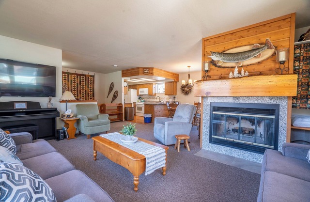 Edgewater #2 Lakeview, Upper unit, upgraded unit, brand new carpet