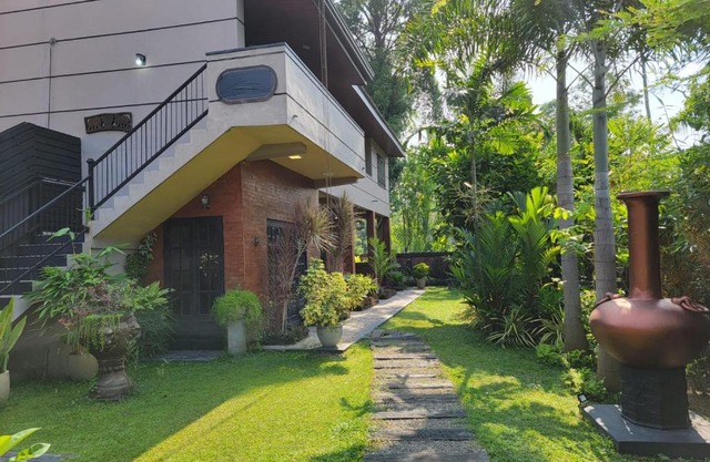 Edwin's Airport Garden
