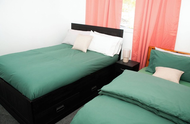 EEE HOMES WOLVERHAMPTON: A pleasant 3-bedroom house with WiFi.