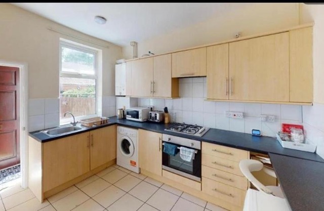 EEJs Cosy 2 bed terrace - close to station
